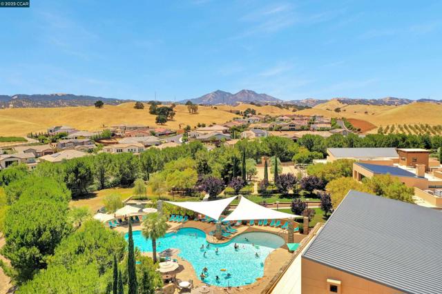 1648 Chianti Ln, Brentwood CA: https://media.crmls.org/mediaz/7bce6d59-6f69-4074-a2cd-6b761230c481.jpg