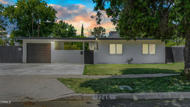 7745 Geyser Avenue, Reseda CA: https://media.crmls.org/mediaz/7bcf0ed4-bdf1-4b13-b182-bc48ecca33dd.jpg