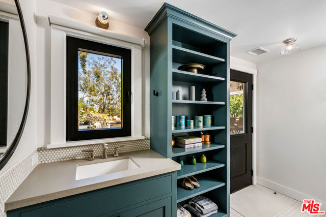 24884 Jim Bridger Road, Hidden Hills CA: https://media.crmls.org/mediaz/7bcf5184-16d2-48e9-ab16-e2e633b0b661.jpg