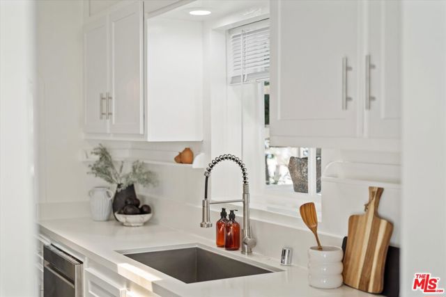 560 N Croft Avenue, West Hollywood CA: https://media.crmls.org/mediaz/7bcfdbd5-09a5-4c95-9453-2644b8adbd04.jpg