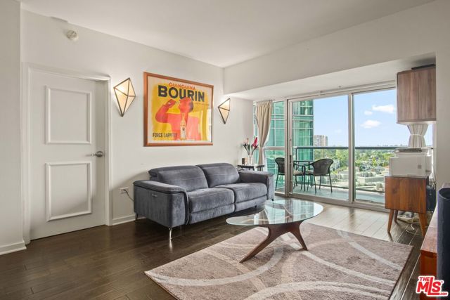 13700 Marina Pointe Drive, Marina del Rey CA: https://media.crmls.org/mediaz/7bd0e982-c077-4e48-bef4-243a1cc4b93e.jpg