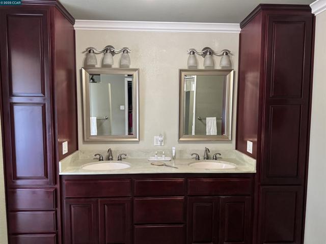 898 Luxury Dr, Concord CA: https://media.crmls.org/mediaz/7bd11e54-2717-4301-bf21-a144ee475c79.jpg