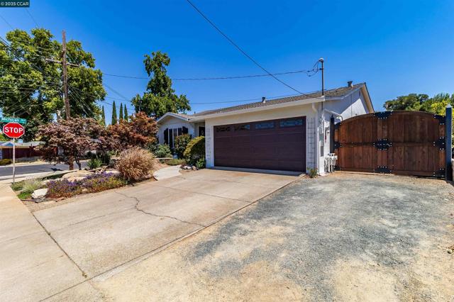 1349 Montana Dr, Concord CA: https://media.crmls.org/mediaz/7bd28ed2-6fca-42bf-aa68-94159c8b5054.jpg