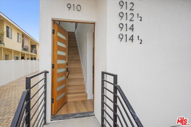 910 N Hudson Avenue, Los Angeles CA: https://media.crmls.org/mediaz/7bd2e95e-c355-447a-a774-f279363dacae.jpg