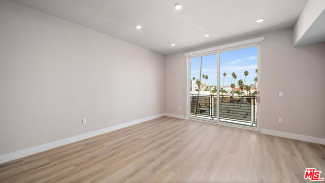 927 Fedora Street, Los Angeles CA: https://media.crmls.org/mediaz/7bd363aa-ee18-4176-b6f2-700a02be62b9.jpg