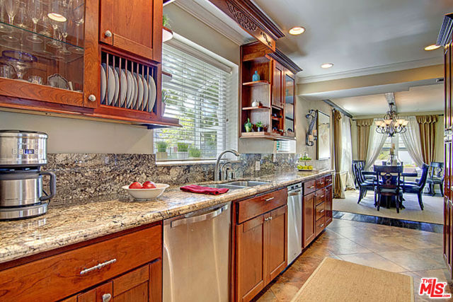 6322 W 78TH Place, Westchester CA: https://media.crmls.org/mediaz/7bd37519-fd95-4c2a-b96d-3edcb92ce494.jpg