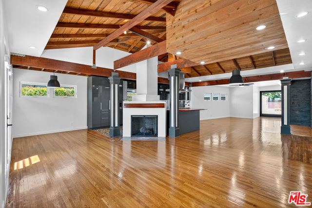 2121 Marine Street, Santa Monica CA: https://media.crmls.org/mediaz/7bd3a678-c1b5-453e-af0b-cb052825397e.jpg