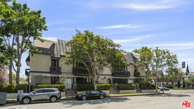 350 S Spalding Drive, Beverly Hills CA: https://media.crmls.org/mediaz/7bd3b559-a314-456e-8e41-5e760bbec413.jpg