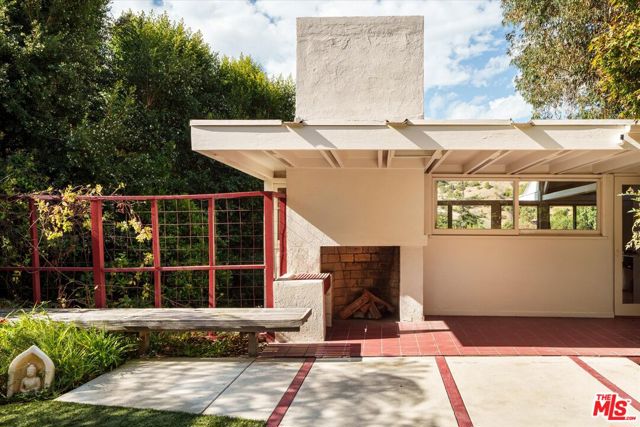 2764 Outpost Drive, Los Angeles CA: https://media.crmls.org/mediaz/7bd4394b-a218-4733-9012-ad603c32d538.jpg