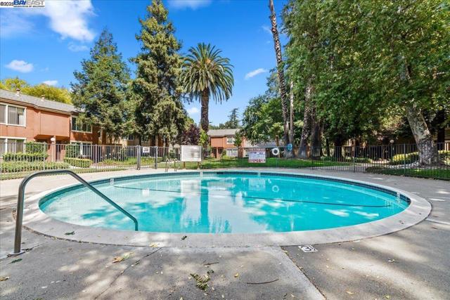 810 Oak Grove Rd, Concord CA: https://media.crmls.org/mediaz/7bd4a146-8eeb-41e6-9a83-80c4478ccb00.jpg