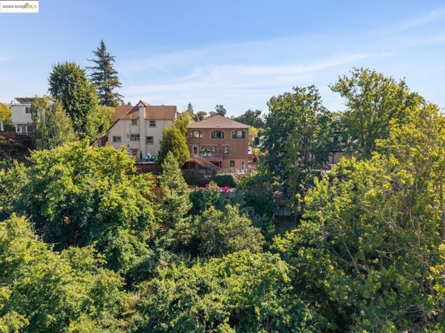 700 Longridge Rd, Oakland CA: https://media.crmls.org/mediaz/7bd4a266-a21e-4e41-bbd0-b61d55814107.jpg