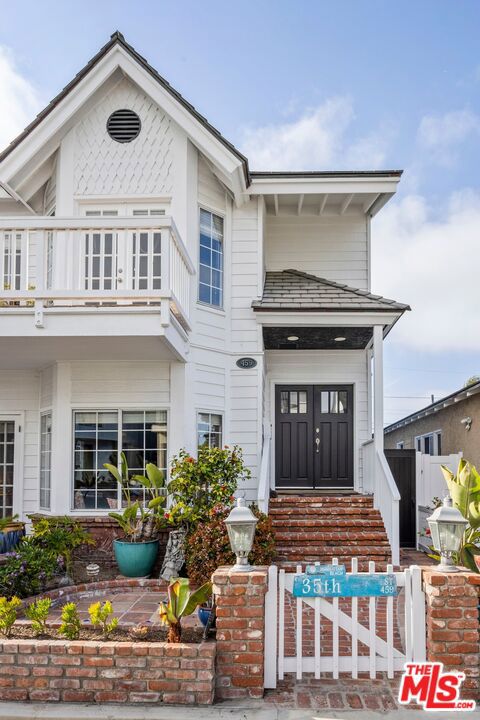 459 35th Street, Manhattan Beach, California 90266, 5 Bedrooms Bedrooms, ,3 BathroomsBathrooms,Residential,Sold,35th,25586389