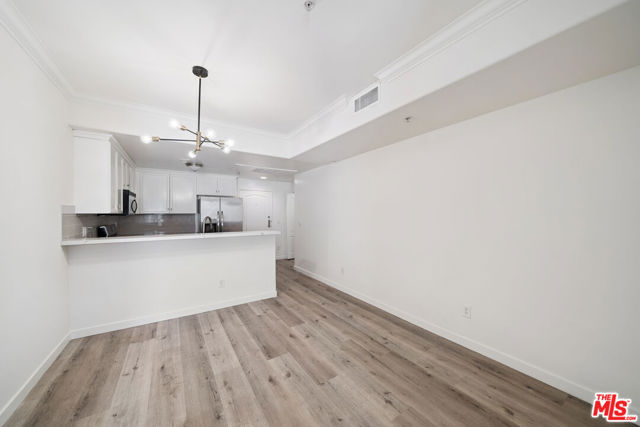 2335 S Bentley Avenue, Los Angeles CA: https://media.crmls.org/mediaz/7bd5b778-dd41-4413-a796-dcd3530685a6.jpg