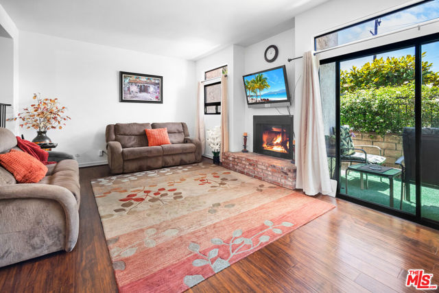 11911 Magnolia Boulevard, Valley Village CA: https://media.crmls.org/mediaz/7bd6874c-a84b-4b52-a2a6-cf1950d1d92e.jpg