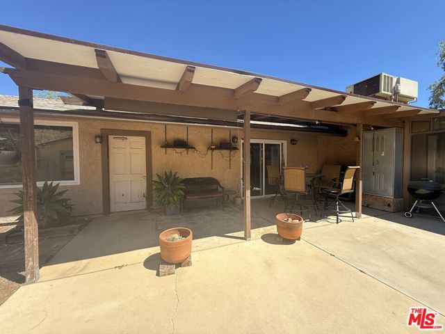 33931 Hanawalt Road, Agua Dulce CA: https://media.crmls.org/mediaz/7bd6c7c1-947a-4cce-95f5-ccba8e244dbf.jpg
