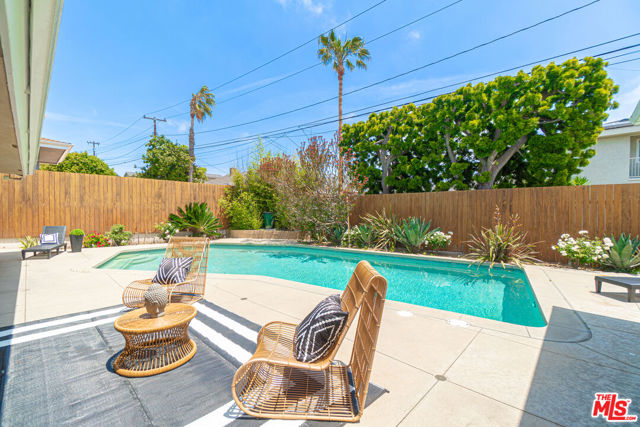 5210 S Corning Avenue, Los Angeles CA: https://media.crmls.org/mediaz/7bd70407-c21a-4c52-942b-3c661c3f2fd0.jpg