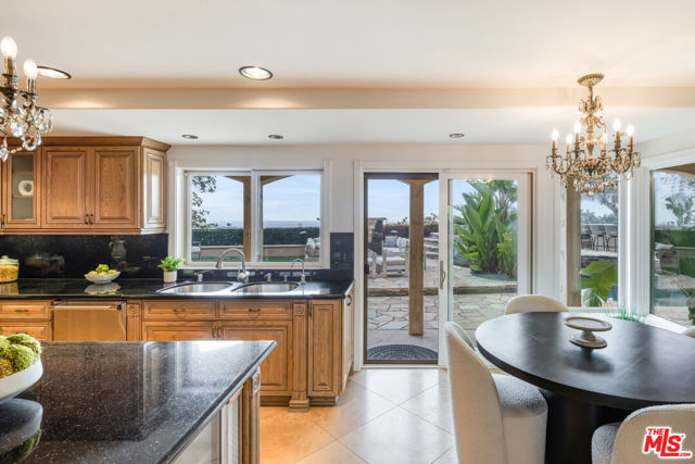 8004 Oceanus Drive, Los Angeles CA: https://media.crmls.org/mediaz/7bd7a612-3dcd-497d-8ef0-5dac2f842b36.jpg