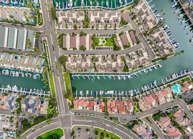 94 Kingston Ct W, Coronado CA: https://media.crmls.org/mediaz/7bd838a5-ee03-4b95-9cc4-a7ab40db9c98.jpg