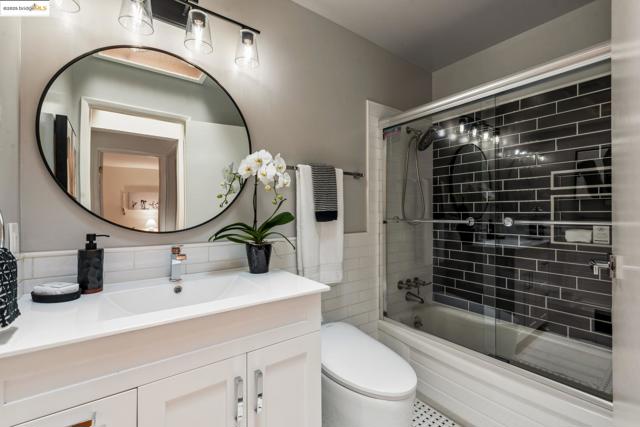 2560 Carisbrook Dr, Oakland CA: https://media.crmls.org/mediaz/7bd89e2b-9ee6-4d1e-b30a-5823391ae81b.jpg