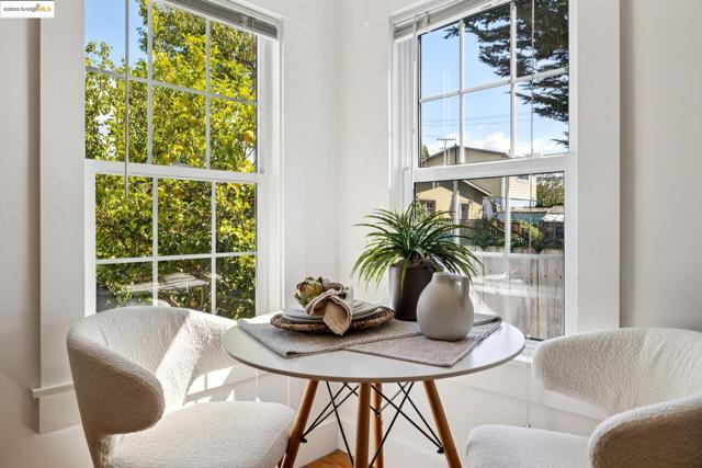 1642 10Th St, Berkeley CA: https://media.crmls.org/mediaz/7bd94088-1335-4c80-a01b-5dc4e22ad8f3.jpg