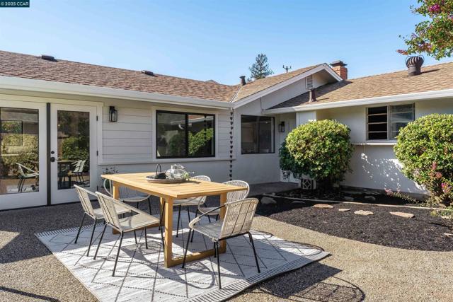 3212 Oxford Pl, Concord CA: https://media.crmls.org/mediaz/7bd959c9-ea9f-4f7f-9adf-2d5f2a5611b3.jpg