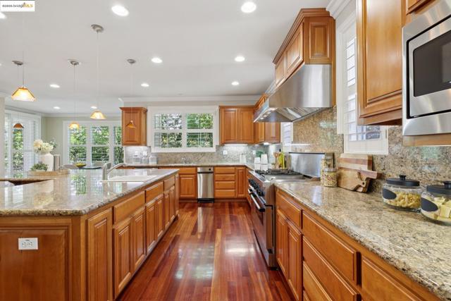 125 Mystic Pl, Alamo CA: https://media.crmls.org/mediaz/7bd9f585-6fd2-409f-a2e8-a4fbf124732a.jpg