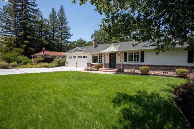 3252 Woodview Dr, Lafayette CA: https://media.crmls.org/mediaz/7bda81cc-1cd1-49e5-adba-c52381e02f00.jpg