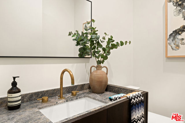 8732 Rangely Avenue, West Hollywood CA: https://media.crmls.org/mediaz/7bdb9284-5275-4ae3-8509-e85ac3f948fa.jpg