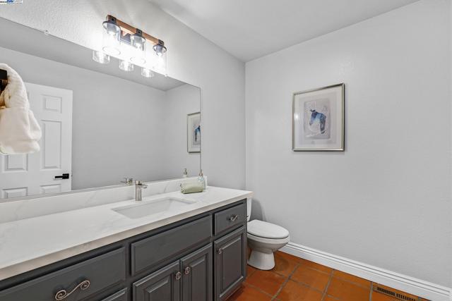 20340 Hunters Knls, Castro Valley CA: https://media.crmls.org/mediaz/7bdc393e-f27d-45fd-9915-6dc815a71138.jpg