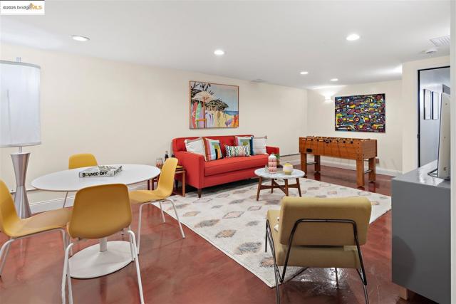 1000 Navellier St, El Cerrito CA: https://media.crmls.org/mediaz/7bdc4516-de38-4fb9-ba19-1bff7a58ac17.jpg