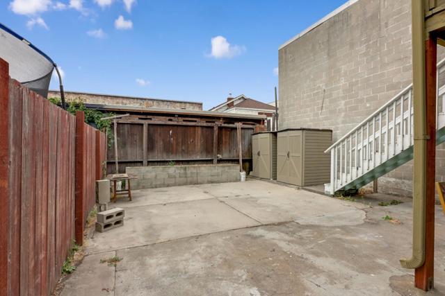 213 7th Street, Oakland CA: https://media.crmls.org/mediaz/7bdc4713-0bc8-47fa-a272-1b8bc156b4e0.jpg