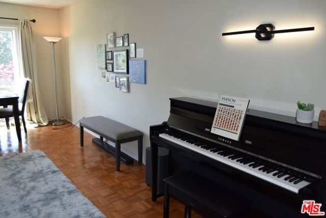 437 29th Street, San Francisco CA: https://media.crmls.org/mediaz/7bdc9d0d-c7d3-45ff-b515-287b36fad6eb.jpg