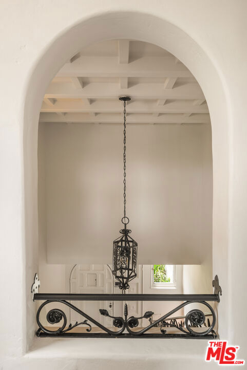 3716 Effingham Place, Los Angeles CA: https://media.crmls.org/mediaz/7bddb1c4-b45a-4980-a67f-54dc5b9099dc.jpg