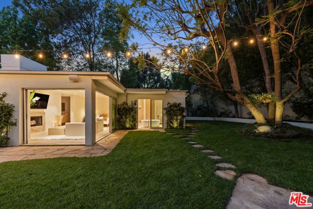 9451 Hidden Valley Place, Beverly Hills CA: https://media.crmls.org/mediaz/7bdfc8a5-8f48-49a9-ace5-4085ababdd2d.jpg