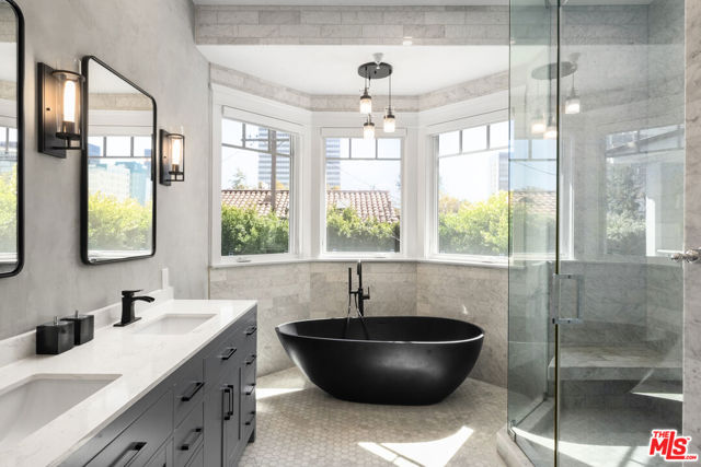 6336 Lindenhurst Avenue, Los Angeles CA: https://media.crmls.org/mediaz/7be01c36-d7f4-4ae8-a6d9-769d0f2bbdac.jpg
