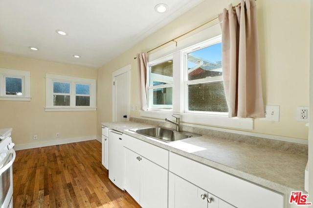 3712 E 10th Street, Long Beach CA: https://media.crmls.org/mediaz/7be1f96a-f6a8-4a3d-a7b6-78a089d79dca.jpg
