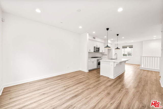516 E Imperial Avenue, El Segundo CA: https://media.crmls.org/mediaz/7be1fbab-86f0-4203-97e9-73fa524d9def.jpg