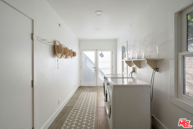729 Superba Avenue, Venice CA: https://media.crmls.org/mediaz/7be2b1b8-e91d-4273-99dc-35c248bacab1.jpg