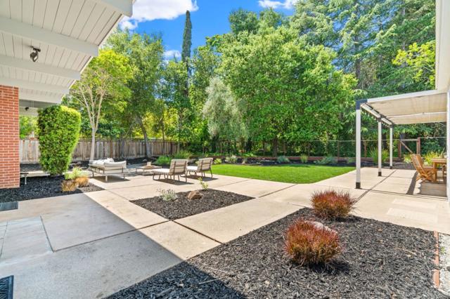 969 Eichler Drive, Mountain View CA: https://media.crmls.org/mediaz/7be2d2d0-0665-4cf7-9e64-fbdb62cf8563.jpg