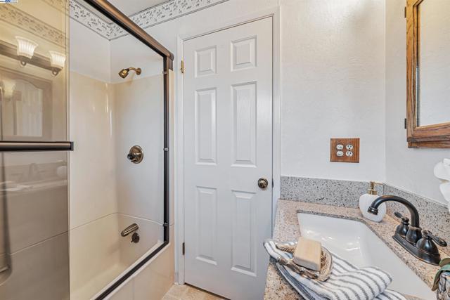 9694 Ashby way, San Ramon CA: https://media.crmls.org/mediaz/7be487e5-c0ab-4579-8131-b95687b6dace.jpg