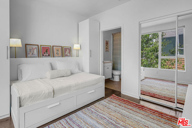 5633 Observation Lane, Los Angeles CA: https://media.crmls.org/mediaz/7be4a8b3-0169-4770-8f34-801013582461.jpg
