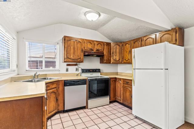 18289 Meekland Ave, Hayward CA: https://media.crmls.org/mediaz/7be4baf6-045d-4b3b-9af4-26112c08d8e9.jpg
