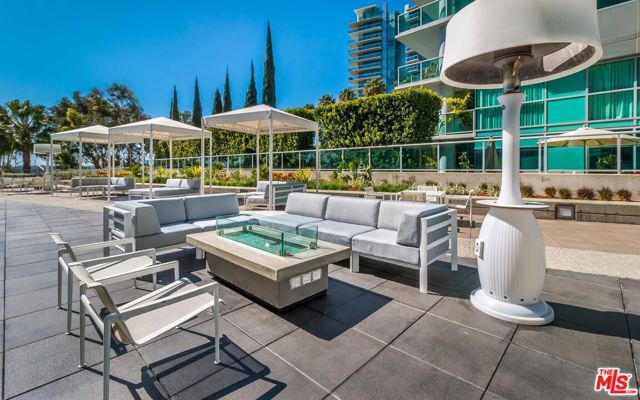 13600 Marina Pointe Drive, Marina del Rey CA: https://media.crmls.org/mediaz/7be579bd-16b5-4801-befe-5ea0b0b7200b.jpg