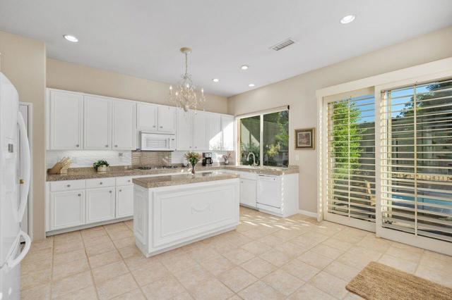 205 Kavenish Drive, Rancho Mirage CA: https://media.crmls.org/mediaz/7be60542-72b6-48ca-8630-4ae30febb5e0.jpg