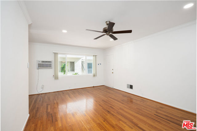 256 S Doheny Drive, Beverly Hills CA: https://media.crmls.org/mediaz/7be60b87-078a-423d-b70c-933e02d25eaa.jpg