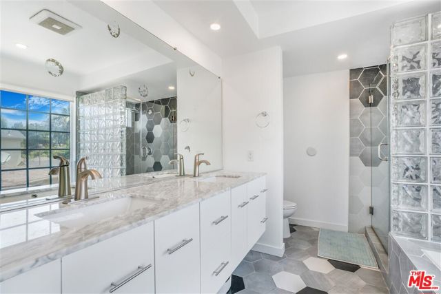 2481 S Bundy Drive, Los Angeles CA: https://media.crmls.org/mediaz/7be642e0-fb1f-4f1c-a70a-e4b177277736.jpg