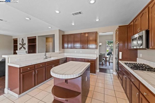 907 MAGGIORE LANE, Manteca CA: https://media.crmls.org/mediaz/7be64e0f-897d-4723-96a4-5d8f87bc7c12.jpg