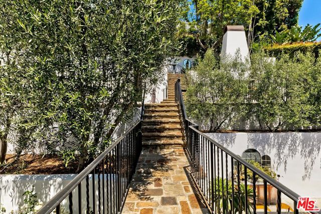 2420 Chislehurst Drive, Los Angeles CA: https://media.crmls.org/mediaz/7be73e58-7058-46e4-9300-937883f0755a.jpg