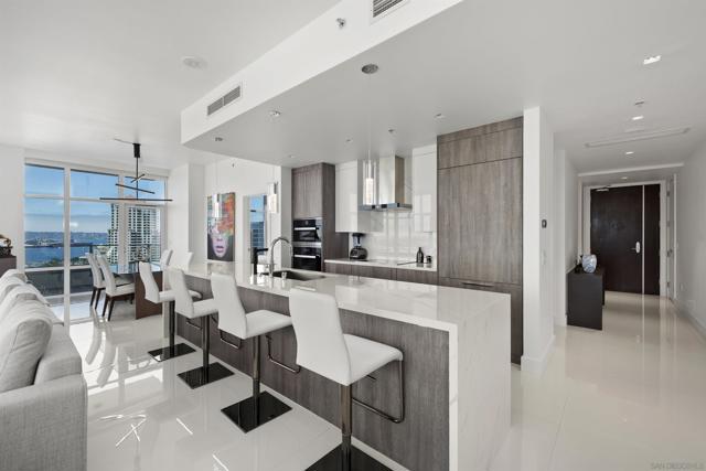 550 Front Street, San Diego CA: https://media.crmls.org/mediaz/7be84b61-514e-409b-ae3a-f1c2946fa57a.jpg