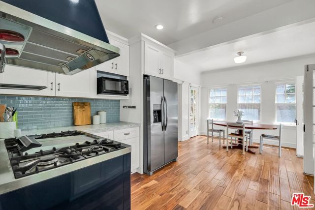 1709 Buckingham Road, Los Angeles CA: https://media.crmls.org/mediaz/7be8ecd8-b5a3-4b34-a73d-04cd5d3bc3c0.jpg
